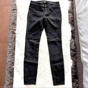 Bebe Skinny Jeans with Embroidered Accents! Sz 25 🛍️💕